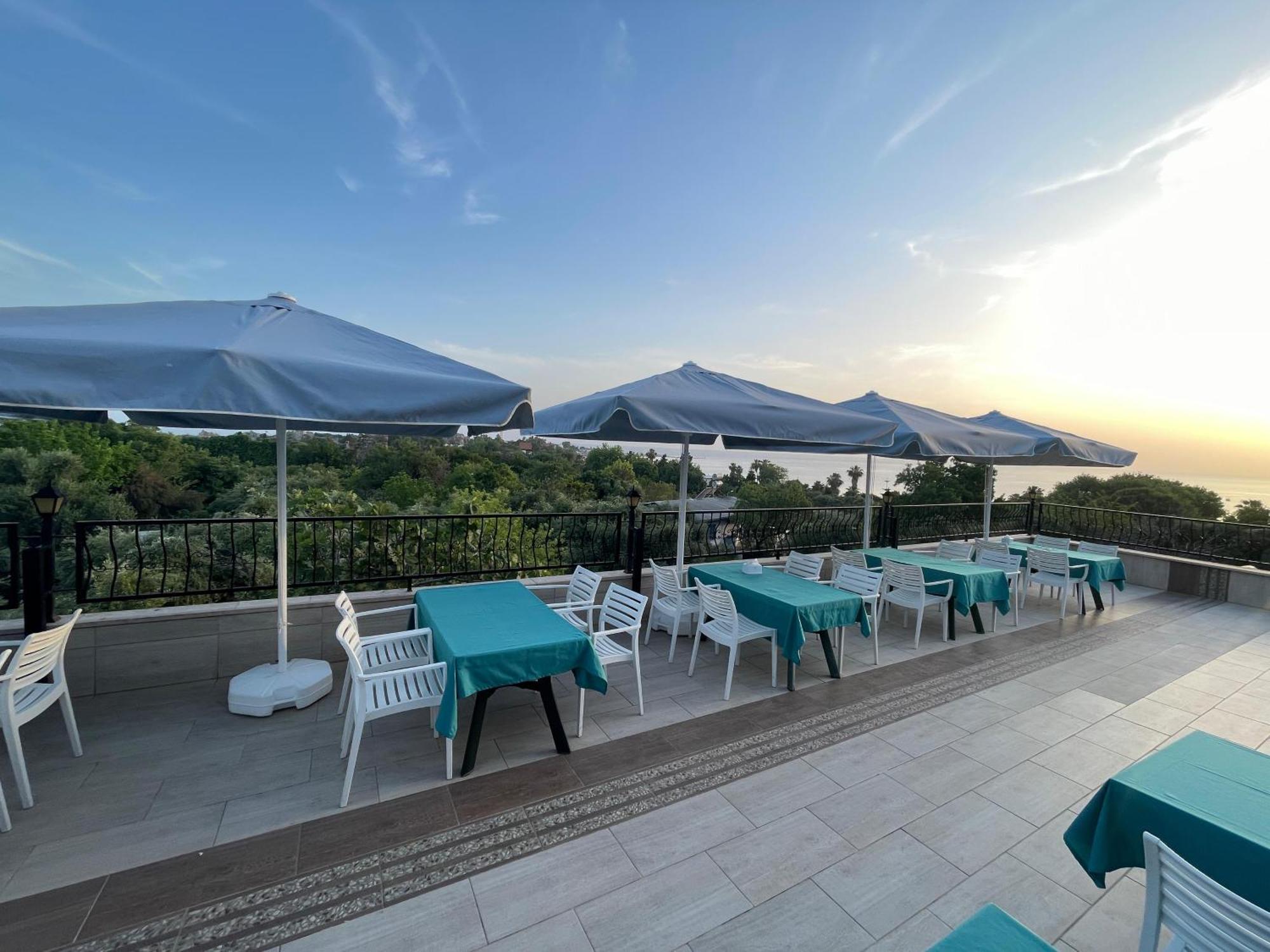 Beachway & Hotel